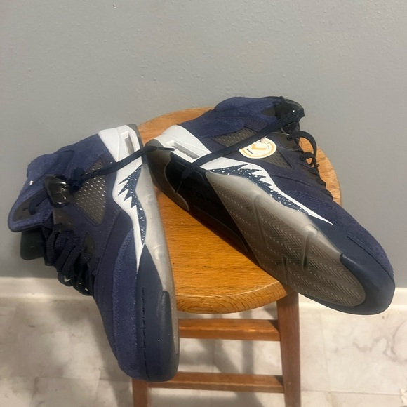 Jordan Navy and White Athletic Shoes Retro 5 SE Midnight Georgetown - Picture 7 of 9
